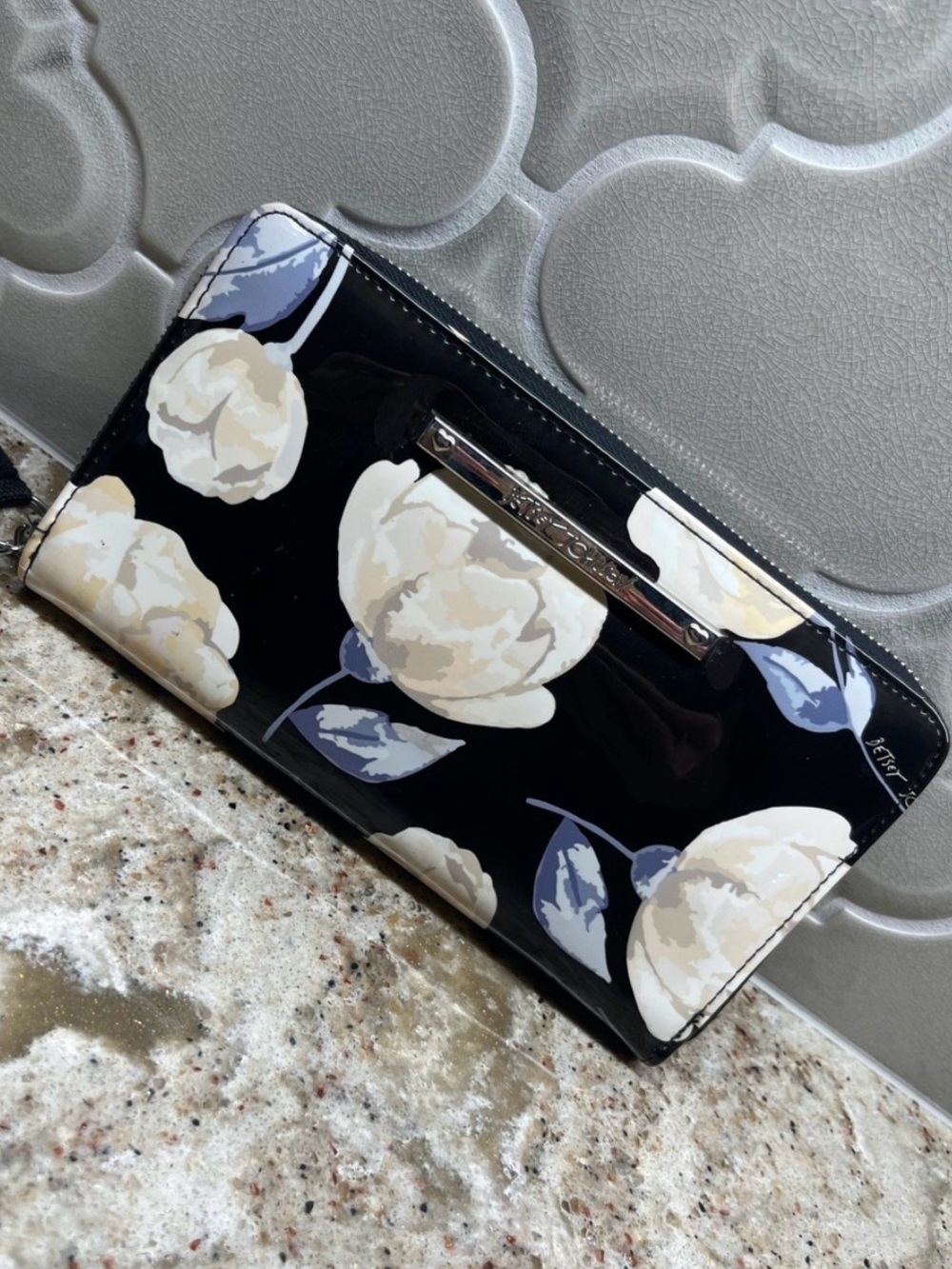 Betsey Johnson EUC Black Patent zipper Floral Wristlet with Cream Blooms gorge’ - Picture 11 of 11